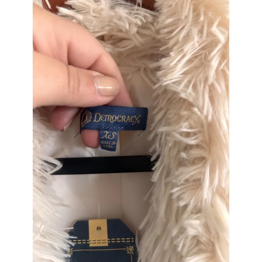 DEMOCRACY‎ Womens Cream Fuzzy Faux Fur Sleeveless Vest Jacket XS - Picture 3 of 6